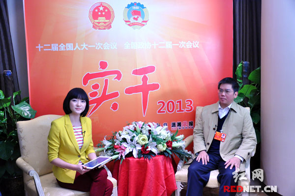 (全国人大代表、湖南华菱钢铁集团有限责任公司董事长曹慧泉在红网设在北京的全国两会访谈室接受采访。)