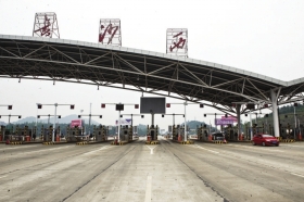 长张高速长沙西收费站。图/记者谢长贵