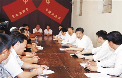 习近平在平山县西柏坡九月会议旧址同县乡村干部、老党员和群众代表座谈。新华社记者鞠鹏摄