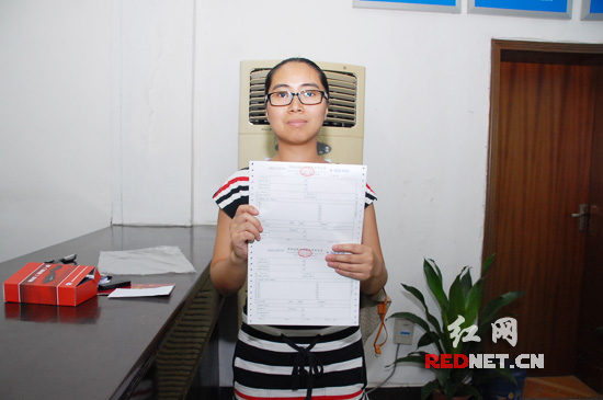 (7月16日,湖南省第一份货物运输增值税专用发票在常德经开区国税局成功发售。)