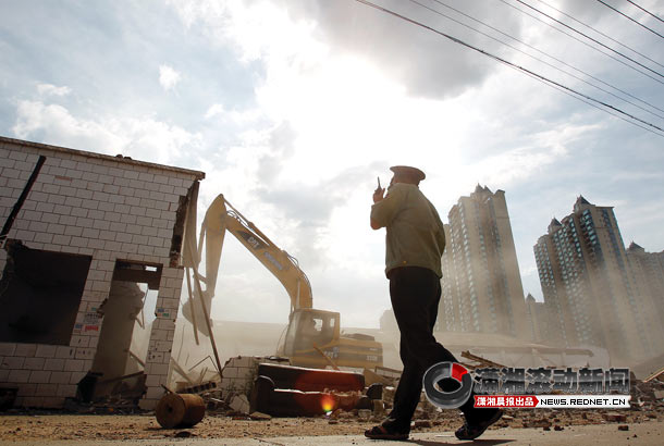 (7月26日，长沙雨花区东山街道黎圫路北侧，违章建筑拆 除现场。图/潇湘晨报滚动新闻记者 华剑)
