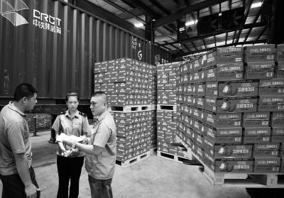 7月28日漳州车务段营销人员在银鹭集团向货主介绍铁路货改的相关情况通讯员张卫东/摄