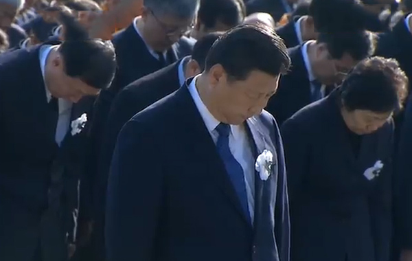 据新华社报道，中共中央总书记、国家主席、中央军委主席习近平步入纪念馆集会广场。